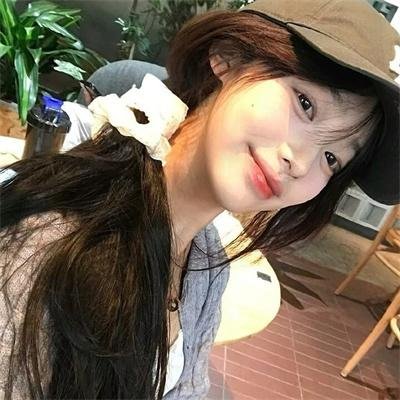 与一位女士合影